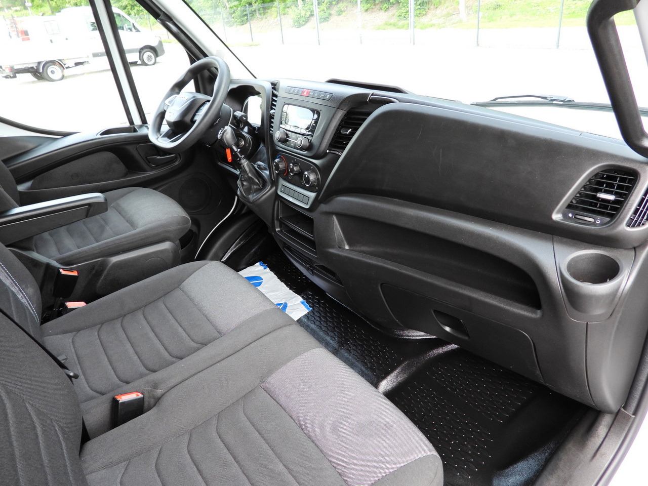 Ponyvás kisteherautó IVECO DAILY 35S18 TARPAULIN 10 PALLETS CRUISE CONTROL LED LIGHTS AIR CONDITIONING  180HP: 41 kép.