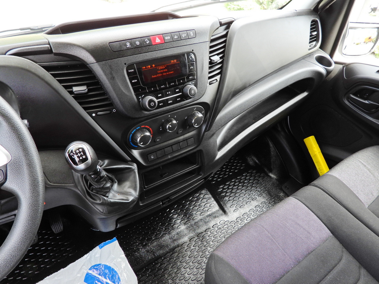 Ponyvás kisteherautó IVECO DAILY 35S18 TARPAULIN 10 PALLETS CRUISE CONTROL LED LIGHTS AIR CONDITIONING  180HP: 34 kép.