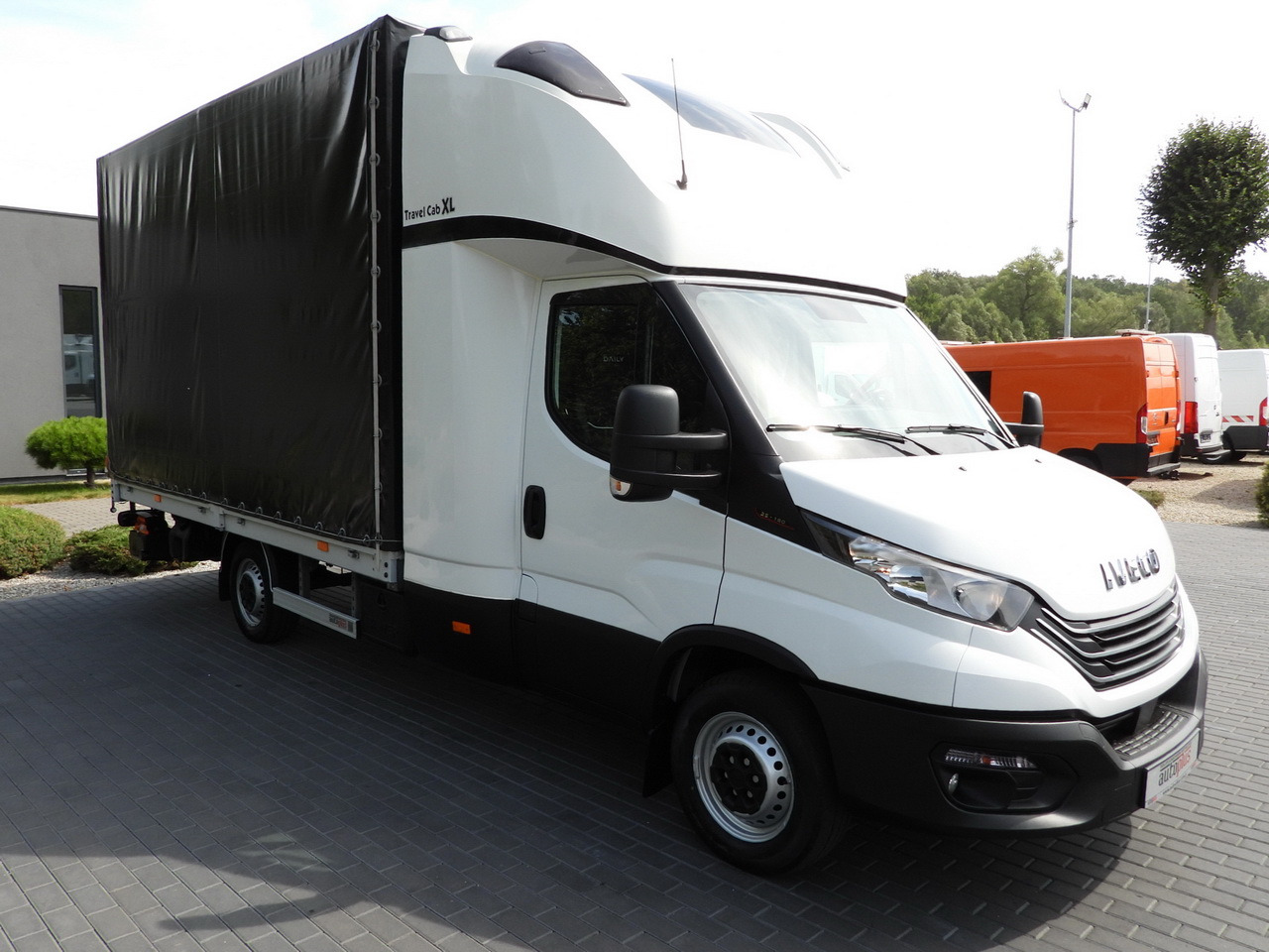 IVECO DAILY 35S18 TARPAULIN LIFT 8 PALLETS CRUISE CONTROL AIR CONDITIONING 180HP - Ponyvás kisteherautó: 4 kép. IVECO DAILY 35S18 TARPAULIN LIFT 8 PALLETS CRUISE CONTROL AIR CONDITIONING 180HP - Ponyvás kisteherautó: 4 kép.