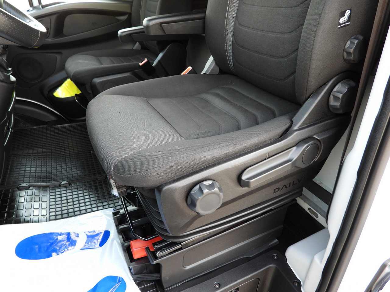 Ponyvás kisteherautó IVECO DAILY 35S18 TARPAULIN LIFT 8 PALLETS CRUISE CONTROL AIR CONDITIONING 180HP: 32 kép. Ponyvás kisteherautó IVECO DAILY 35S18 TARPAULIN LIFT 8 PALLETS CRUISE CONTROL AIR CONDITIONING 180HP: 32 kép.