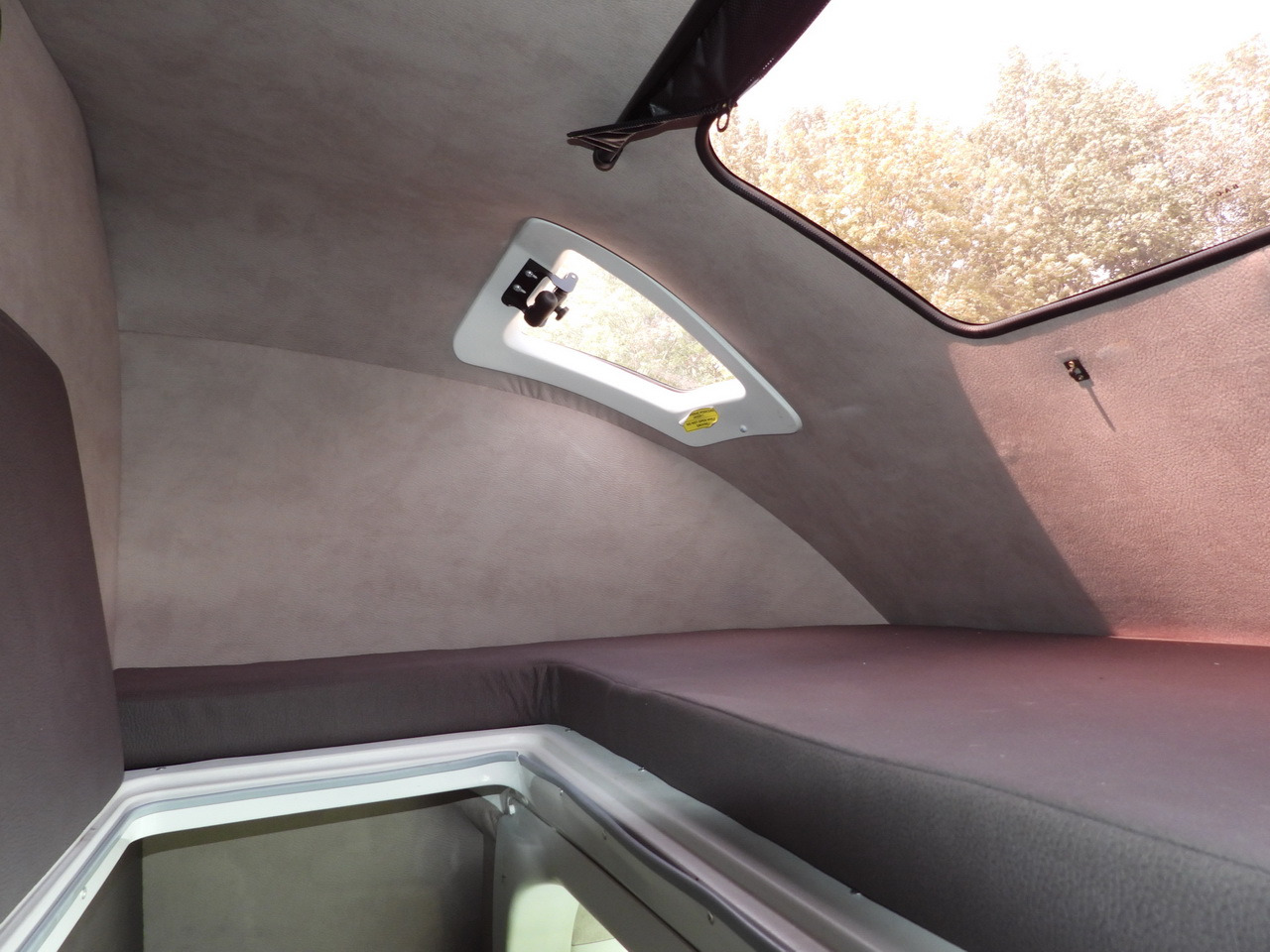 Ponyvás kisteherautó IVECO DAILY 35S18 TARPAULIN LIFT 8 PALLETS CRUISE CONTROL AIR CONDITIONING 180HP: 50 kép. Ponyvás kisteherautó IVECO DAILY 35S18 TARPAULIN LIFT 8 PALLETS CRUISE CONTROL AIR CONDITIONING 180HP: 50 kép.