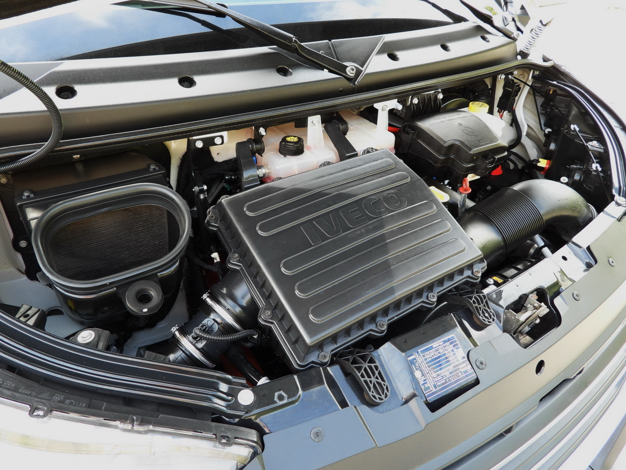 Ponyvás kisteherautó IVECO DAILY 35S18 TARPAULIN LIFT 8 PALLETS CRUISE CONTROL AIR CONDITIONING 180HP: 30 kép. Ponyvás kisteherautó IVECO DAILY 35S18 TARPAULIN LIFT 8 PALLETS CRUISE CONTROL AIR CONDITIONING 180HP: 30 kép.