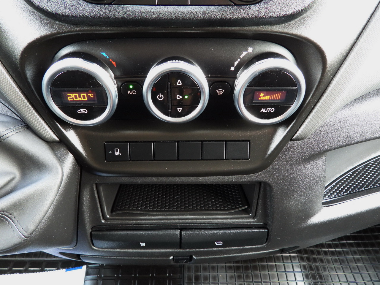 Ponyvás kisteherautó IVECO DAILY 35S18 TARPAULIN LIFT 8 PALLETS CRUISE CONTROL AIR CONDITIONING 180HP: 44 kép. Ponyvás kisteherautó IVECO DAILY 35S18 TARPAULIN LIFT 8 PALLETS CRUISE CONTROL AIR CONDITIONING 180HP: 44 kép.