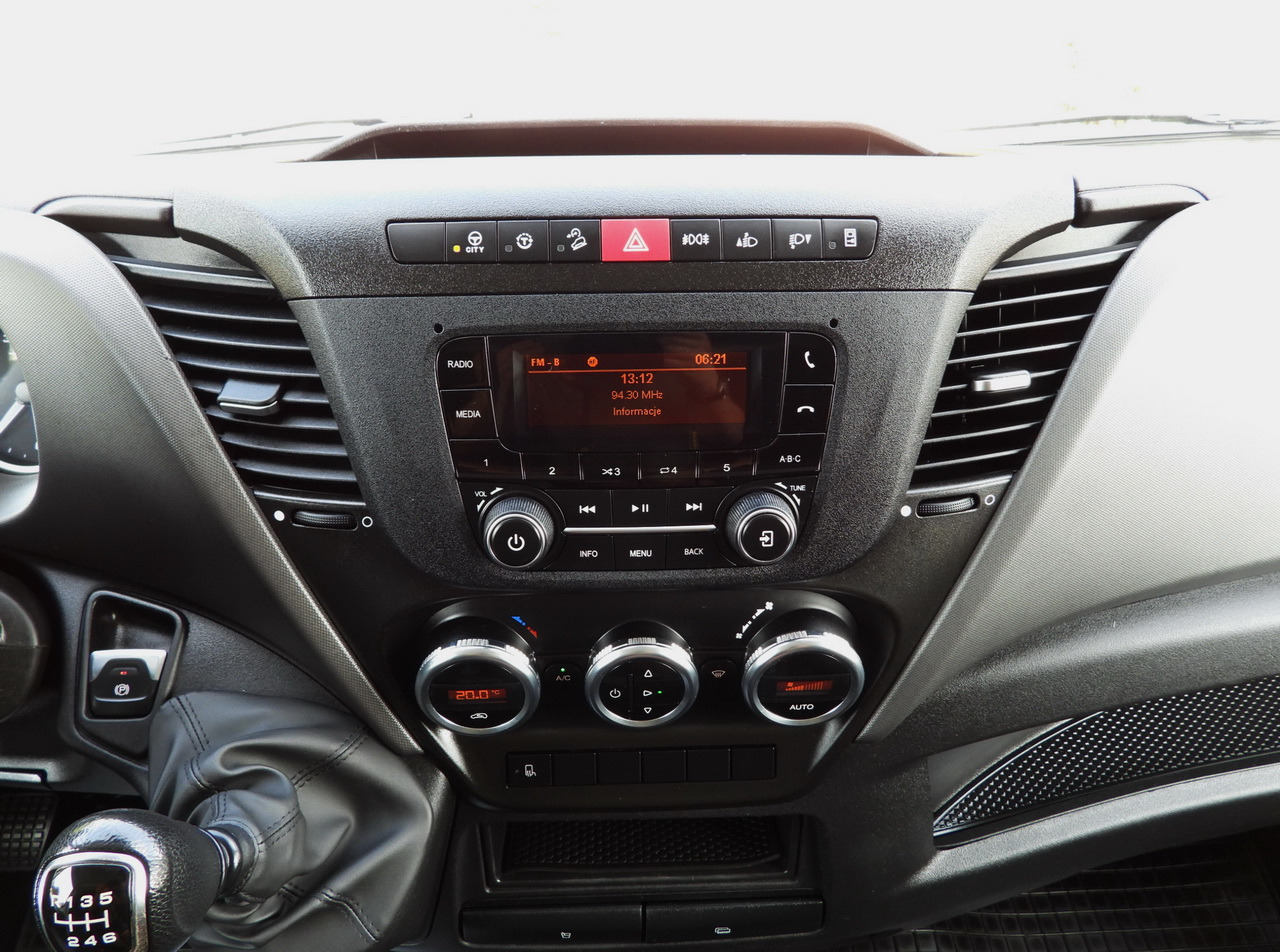 Ponyvás kisteherautó IVECO DAILY 35S18 TARPAULIN LIFT 8 PALLETS CRUISE CONTROL AIR CONDITIONING 180HP: 42 kép. Ponyvás kisteherautó IVECO DAILY 35S18 TARPAULIN LIFT 8 PALLETS CRUISE CONTROL AIR CONDITIONING 180HP: 42 kép.