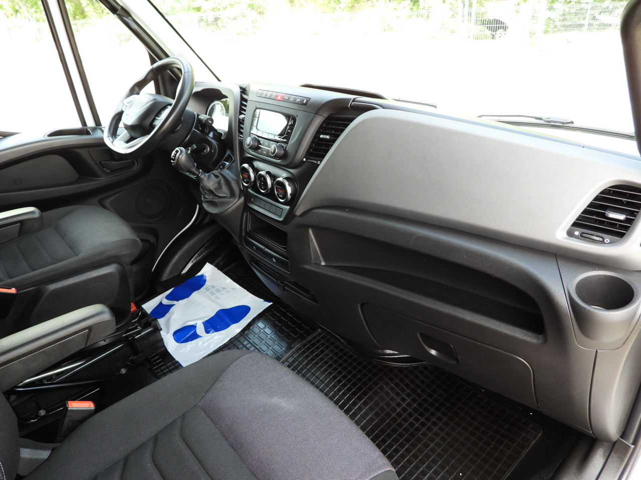 Ponyvás kisteherautó IVECO DAILY 35S18 TARPAULIN LIFT 8 PALLETS CRUISE CONTROL AIR CONDITIONING 180HP: 46 kép. Ponyvás kisteherautó IVECO DAILY 35S18 TARPAULIN LIFT 8 PALLETS CRUISE CONTROL AIR CONDITIONING 180HP: 46 kép.