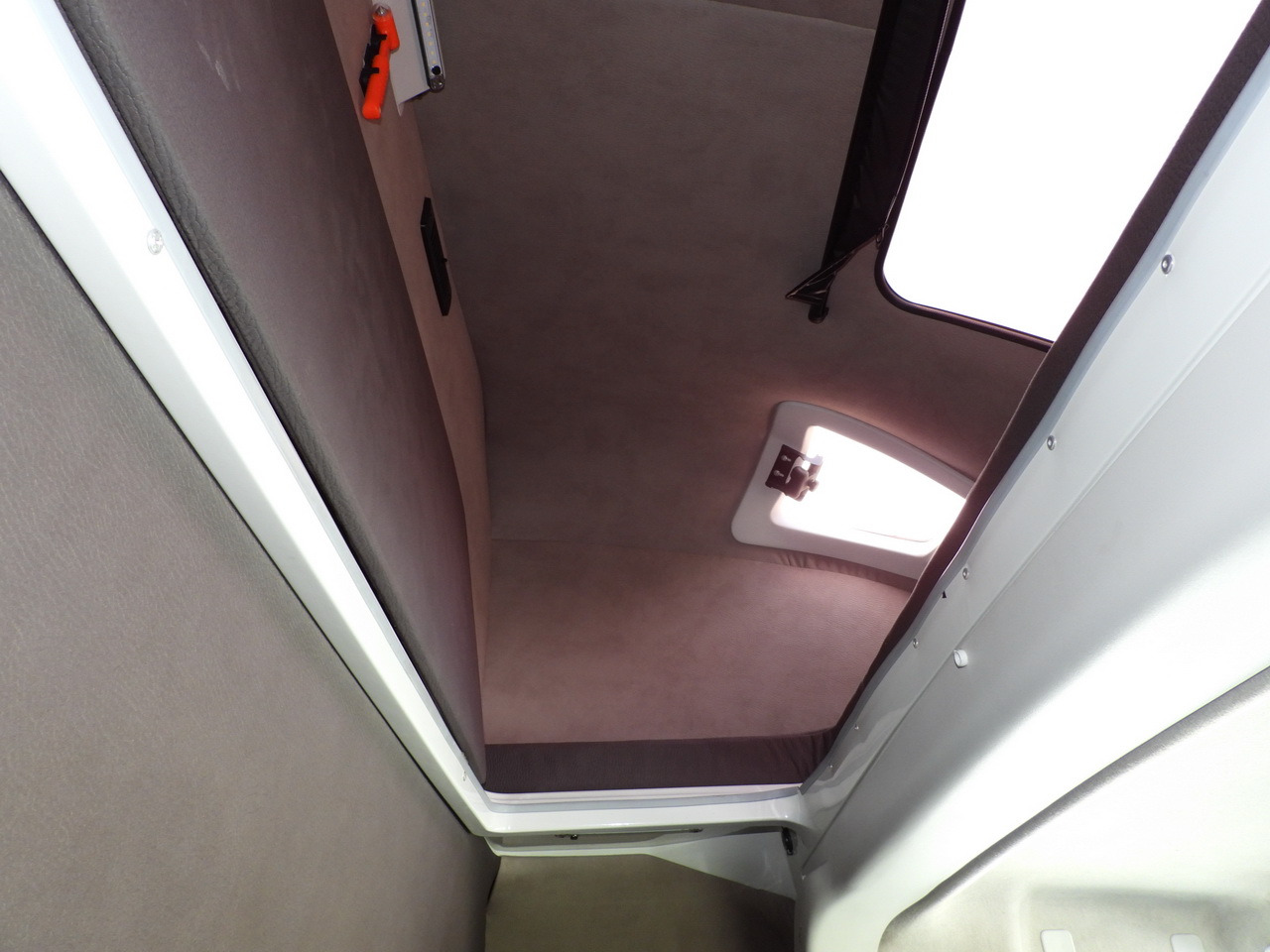 Ponyvás kisteherautó IVECO DAILY 35S18 TARPAULIN LIFT 8 PALLETS CRUISE CONTROL AIR CONDITIONING 180HP: 49 kép. Ponyvás kisteherautó IVECO DAILY 35S18 TARPAULIN LIFT 8 PALLETS CRUISE CONTROL AIR CONDITIONING 180HP: 49 kép.