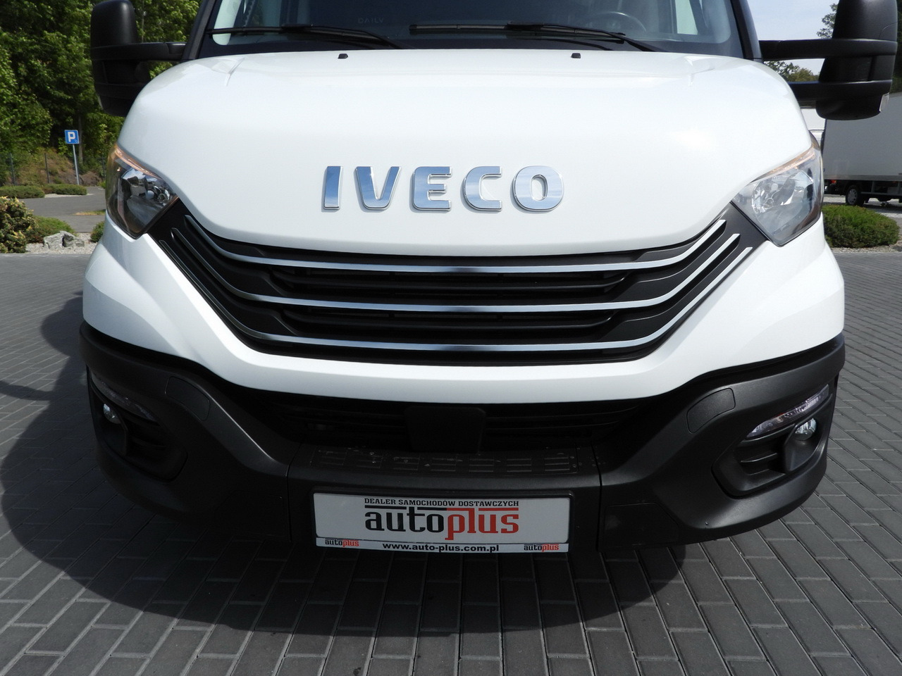 Ponyvás kisteherautó IVECO DAILY 35S18 TARPAULIN LIFT 8 PALLETS CRUISE CONTROL AIR CONDITIONING 180HP: 22 kép. Ponyvás kisteherautó IVECO DAILY 35S18 TARPAULIN LIFT 8 PALLETS CRUISE CONTROL AIR CONDITIONING 180HP: 22 kép.