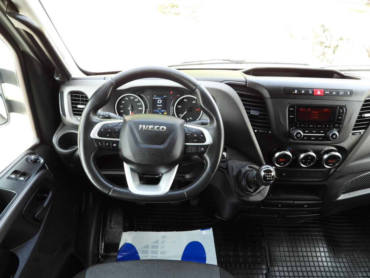 Ponyvás kisteherautó IVECO DAILY 35S18 TARPAULIN LIFT 8 PALLETS CRUISE CONTROL AIR CONDITIONING 180HP: 37 kép. Ponyvás kisteherautó IVECO DAILY 35S18 TARPAULIN LIFT 8 PALLETS CRUISE CONTROL AIR CONDITIONING 180HP: 37 kép.