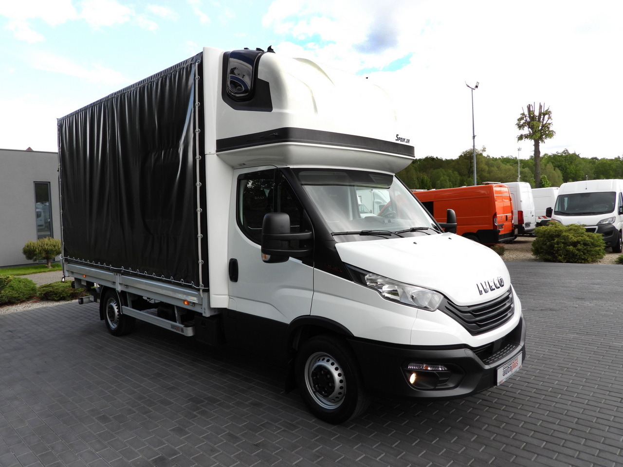 IVECO DAILY 35S18 TARPAULIN LIFT 8 PALLETS WEBASTO CRUISE CONTROL AIR CONDITIONING  180HP - Ponyvás kisteherautó: 4 kép. IVECO DAILY 35S18 TARPAULIN LIFT 8 PALLETS WEBASTO CRUISE CONTROL AIR CONDITIONING  180HP - Ponyvás kisteherautó: 4 kép.