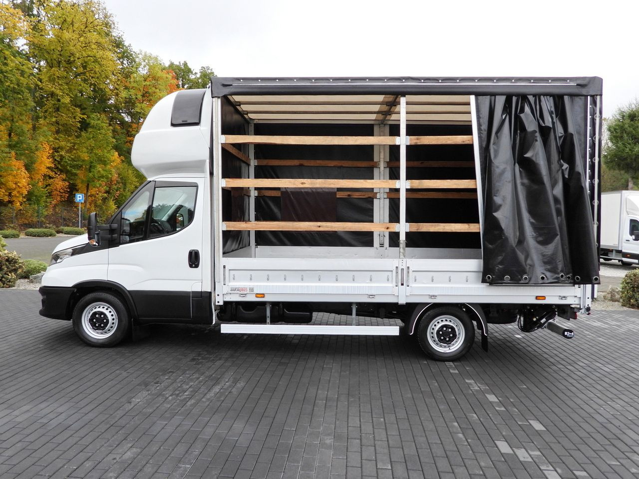Ponyvás kisteherautó IVECO DAILY 35S18 TARPAULIN LIFT 8 PALLETS WEBASTO CRUISE CONTROL AIR CONDITIONING  180HP: 8 kép.