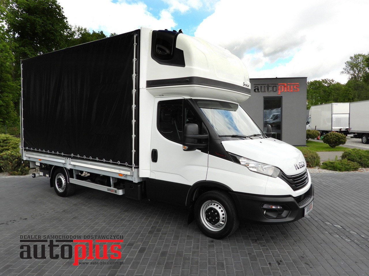 IVECO DAILY 35S18 TARPAULIN LIFT 8 PALLETS WEBASTO CRUISE CONTROL AIR CONDITIONING 180HP - Ponyvás kisteherautó: 1 kép. IVECO DAILY 35S18 TARPAULIN LIFT 8 PALLETS WEBASTO CRUISE CONTROL AIR CONDITIONING 180HP - Ponyvás kisteherautó: 1 kép.