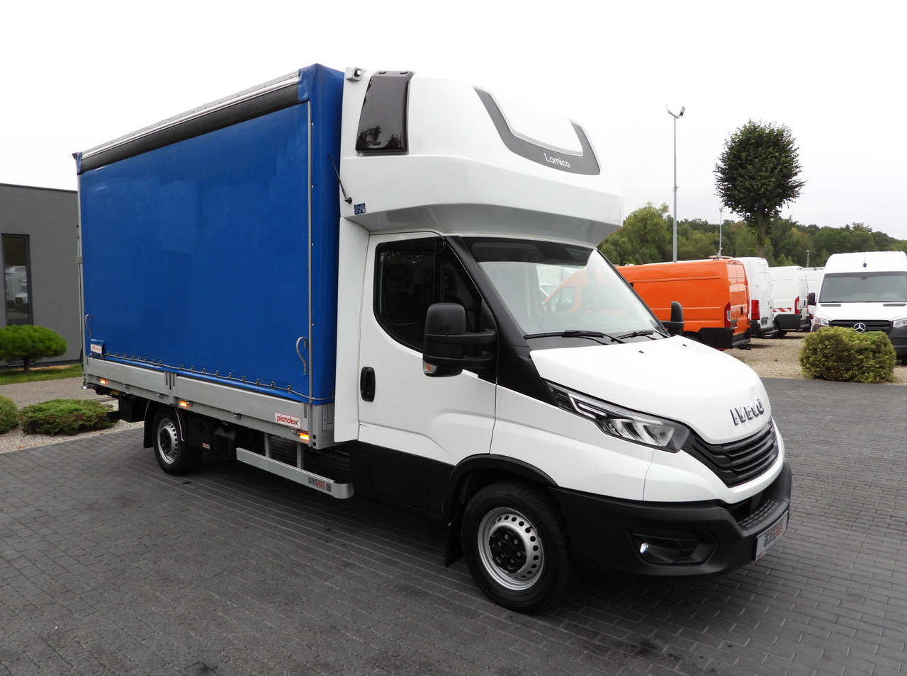 IVECO DAILY 35S18 TARPAULIN LIFT 8 PALLETS WEBASTO CRUISE CONTROL LED LIGHTS AIR CONDITIONING  180HP - Ponyvás kisteherautó: 4 kép. IVECO DAILY 35S18 TARPAULIN LIFT 8 PALLETS WEBASTO CRUISE CONTROL LED LIGHTS AIR CONDITIONING  180HP - Ponyvás kisteherautó: 4 kép.