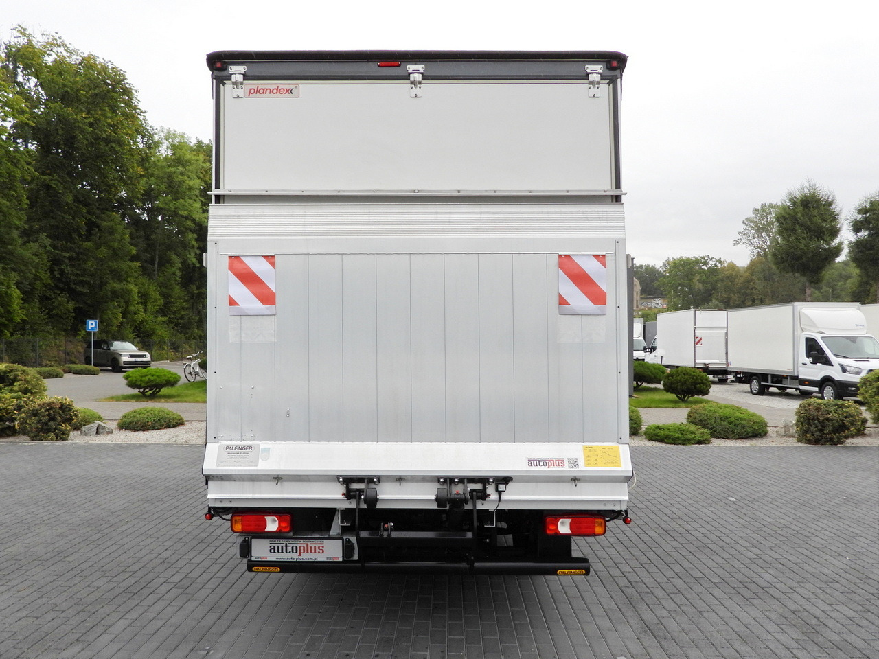Ponyvás kisteherautó IVECO DAILY 35S18 TARPAULIN LIFT 8 PALLETS WEBASTO CRUISE CONTROL LED LIGHTS AIR CONDITIONING  180HP: 11 kép. Ponyvás kisteherautó IVECO DAILY 35S18 TARPAULIN LIFT 8 PALLETS WEBASTO CRUISE CONTROL LED LIGHTS AIR CONDITIONING  180HP: 11 kép.