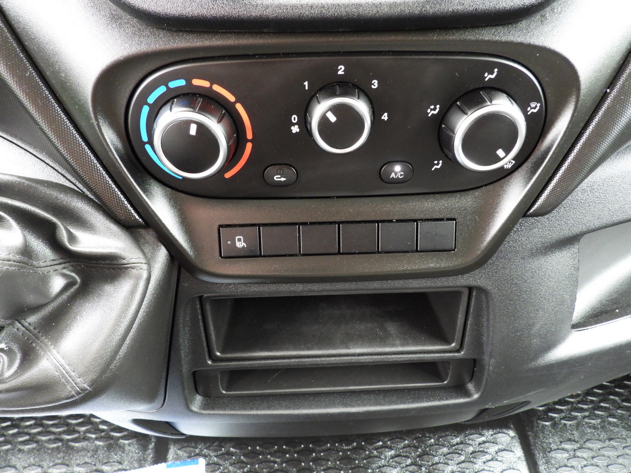 Ponyvás kisteherautó IVECO DAILY 35S18 TARPAULIN LIFT 8 PALLETS WEBASTO CRUISE CONTROL LED LIGHTS AIR CONDITIONING  180HP: 41 kép. Ponyvás kisteherautó IVECO DAILY 35S18 TARPAULIN LIFT 8 PALLETS WEBASTO CRUISE CONTROL LED LIGHTS AIR CONDITIONING  180HP: 41 kép.