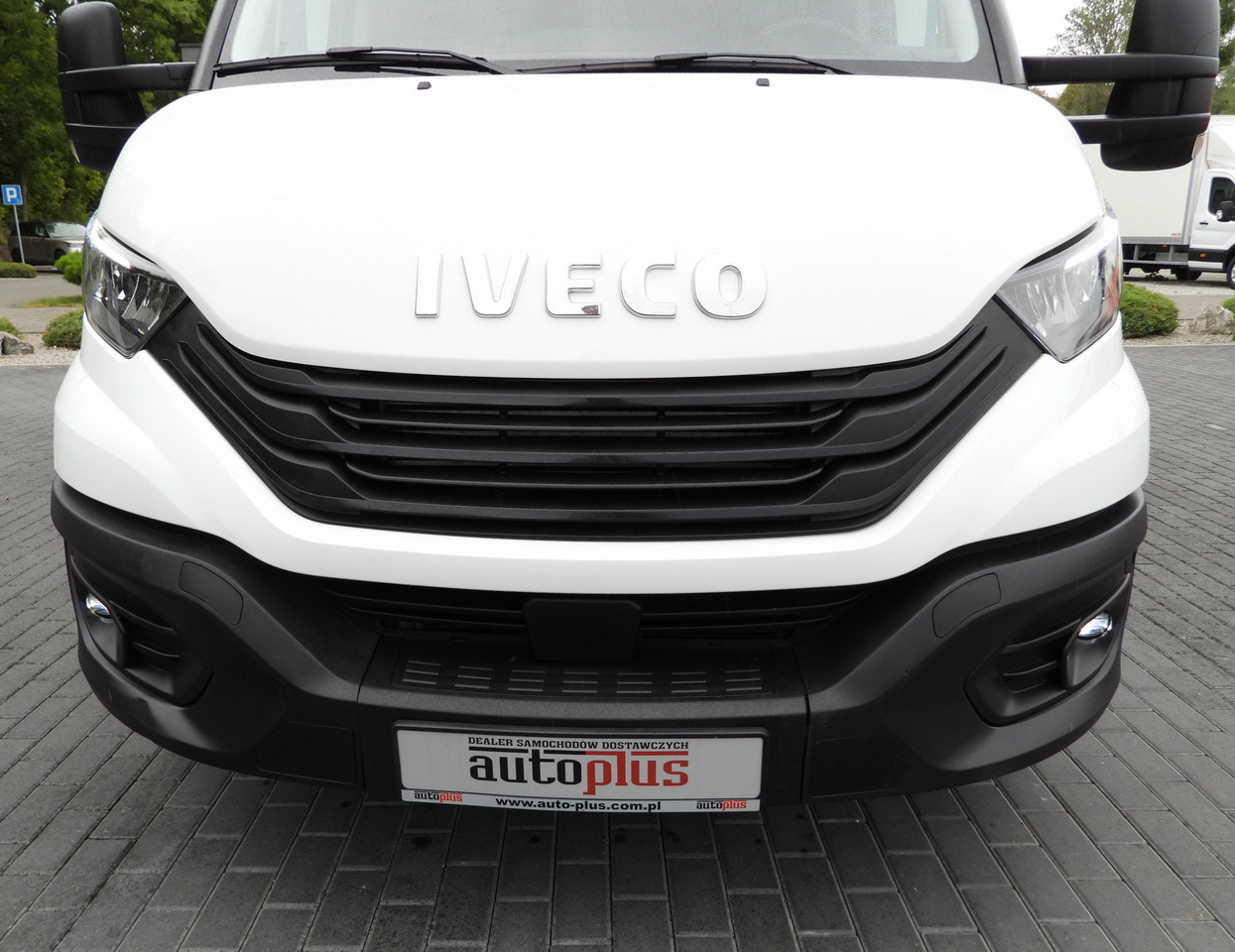 Ponyvás kisteherautó IVECO DAILY 35S18 TARPAULIN LIFT 8 PALLETS WEBASTO CRUISE CONTROL LED LIGHTS AIR CONDITIONING  180HP: 15 kép. Ponyvás kisteherautó IVECO DAILY 35S18 TARPAULIN LIFT 8 PALLETS WEBASTO CRUISE CONTROL LED LIGHTS AIR CONDITIONING  180HP: 15 kép.