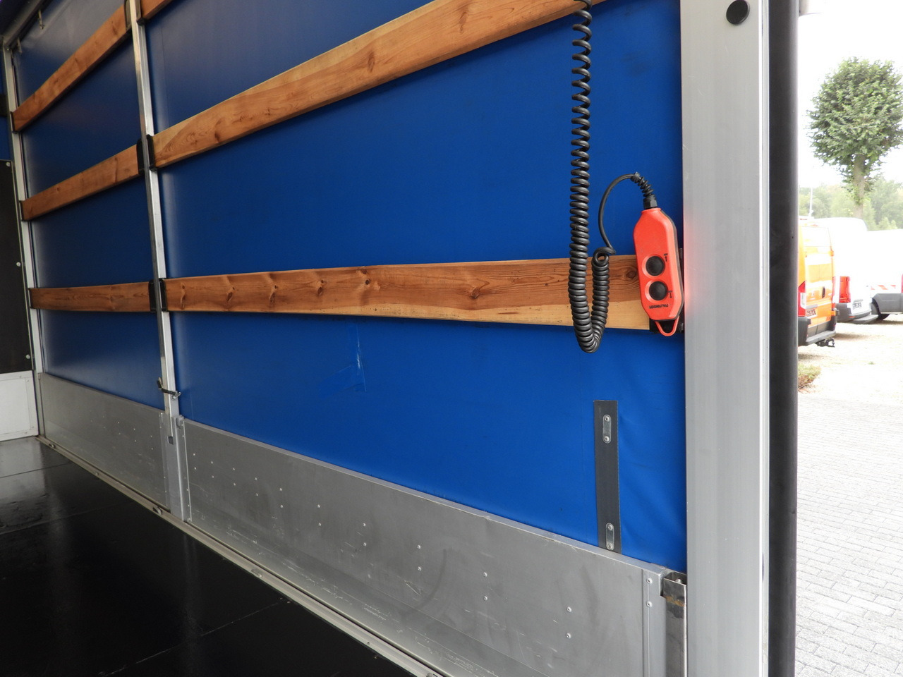 Ponyvás kisteherautó IVECO DAILY 35S18 TARPAULIN LIFT 8 PALLETS WEBASTO CRUISE CONTROL LED LIGHTS AIR CONDITIONING  180HP: 24 kép. Ponyvás kisteherautó IVECO DAILY 35S18 TARPAULIN LIFT 8 PALLETS WEBASTO CRUISE CONTROL LED LIGHTS AIR CONDITIONING  180HP: 24 kép.