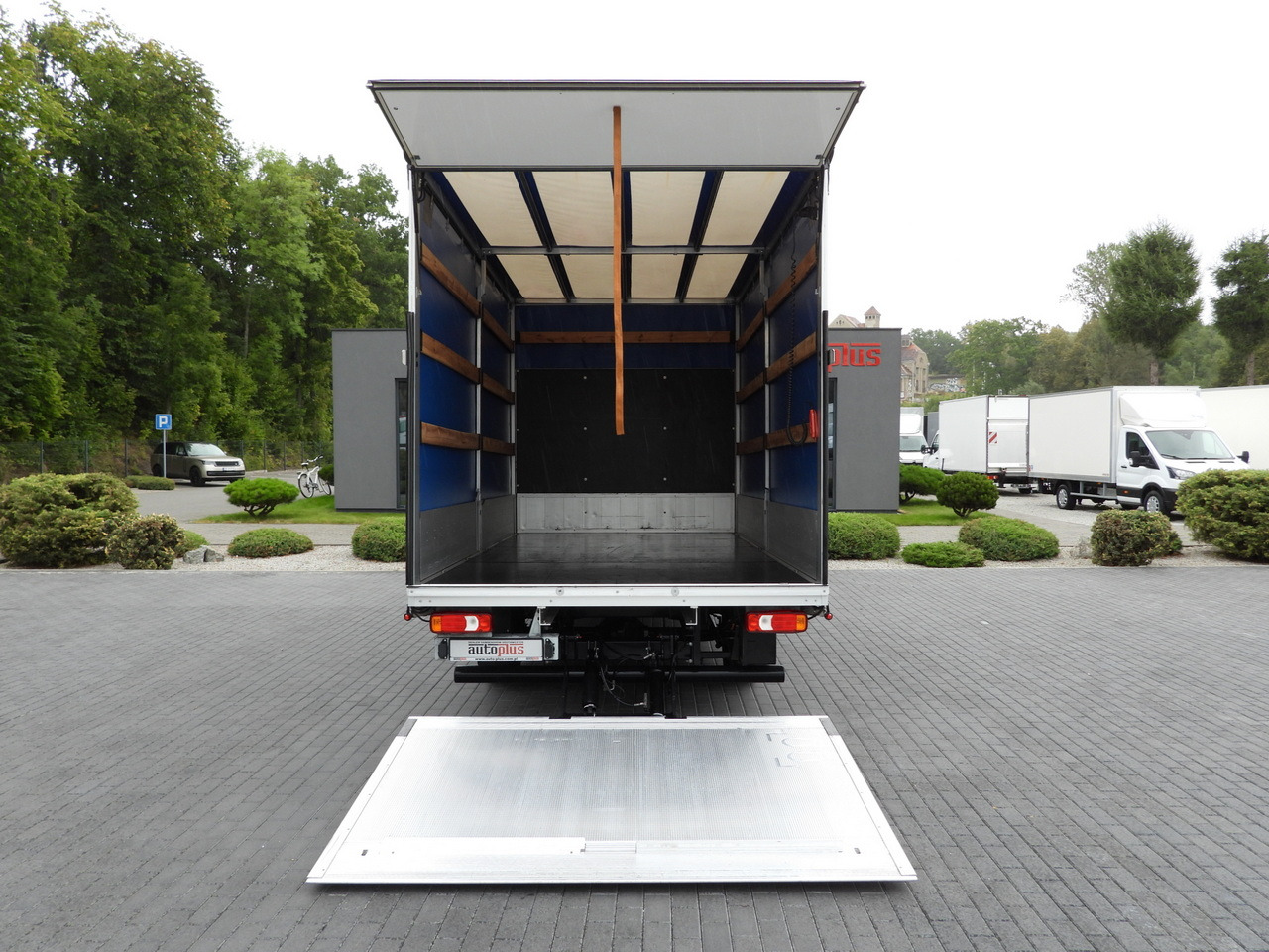 Ponyvás kisteherautó IVECO DAILY 35S18 TARPAULIN LIFT 8 PALLETS WEBASTO CRUISE CONTROL LED LIGHTS AIR CONDITIONING  180HP: 12 kép. Ponyvás kisteherautó IVECO DAILY 35S18 TARPAULIN LIFT 8 PALLETS WEBASTO CRUISE CONTROL LED LIGHTS AIR CONDITIONING  180HP: 12 kép.