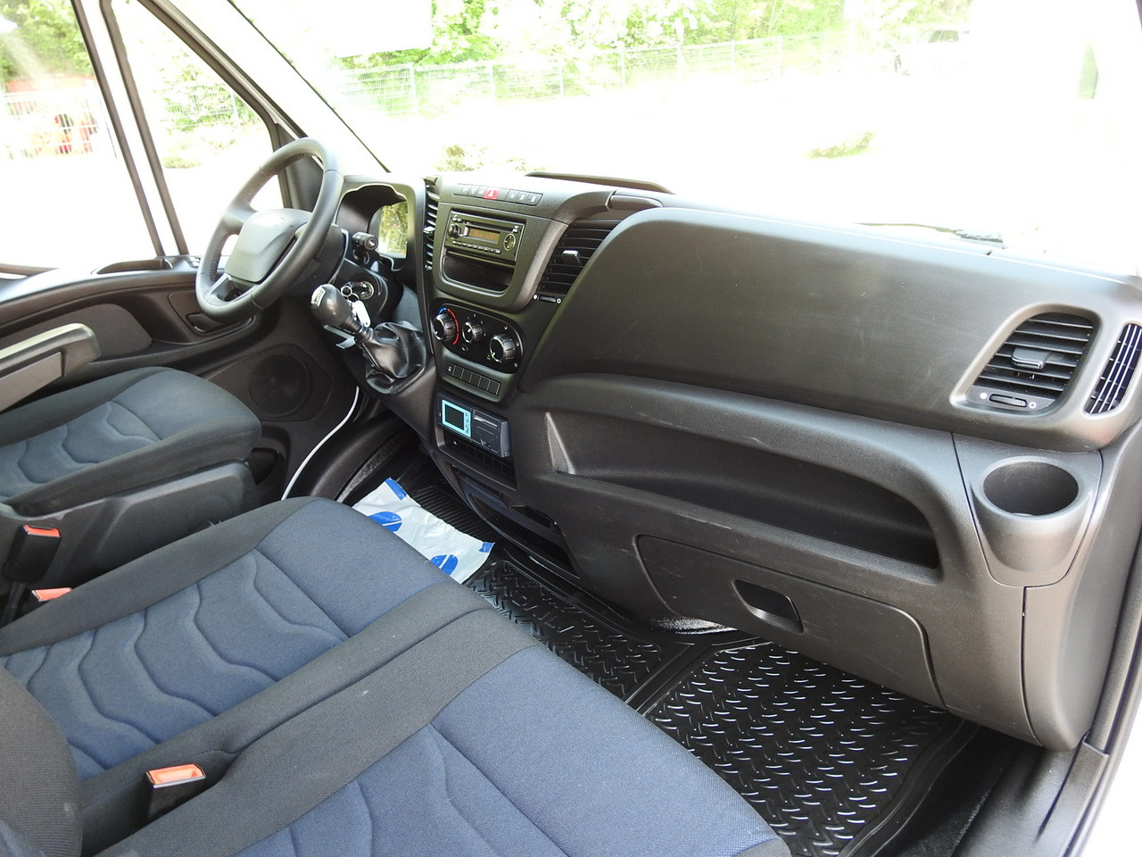 Hűtős kisteherautó IVECO DAILY 50C15  REGRIGERATOR BOX -5*C POWER SUPPLY 230V AIR CONDITIONING TWIN WHEELS  150HP: 40 kép.