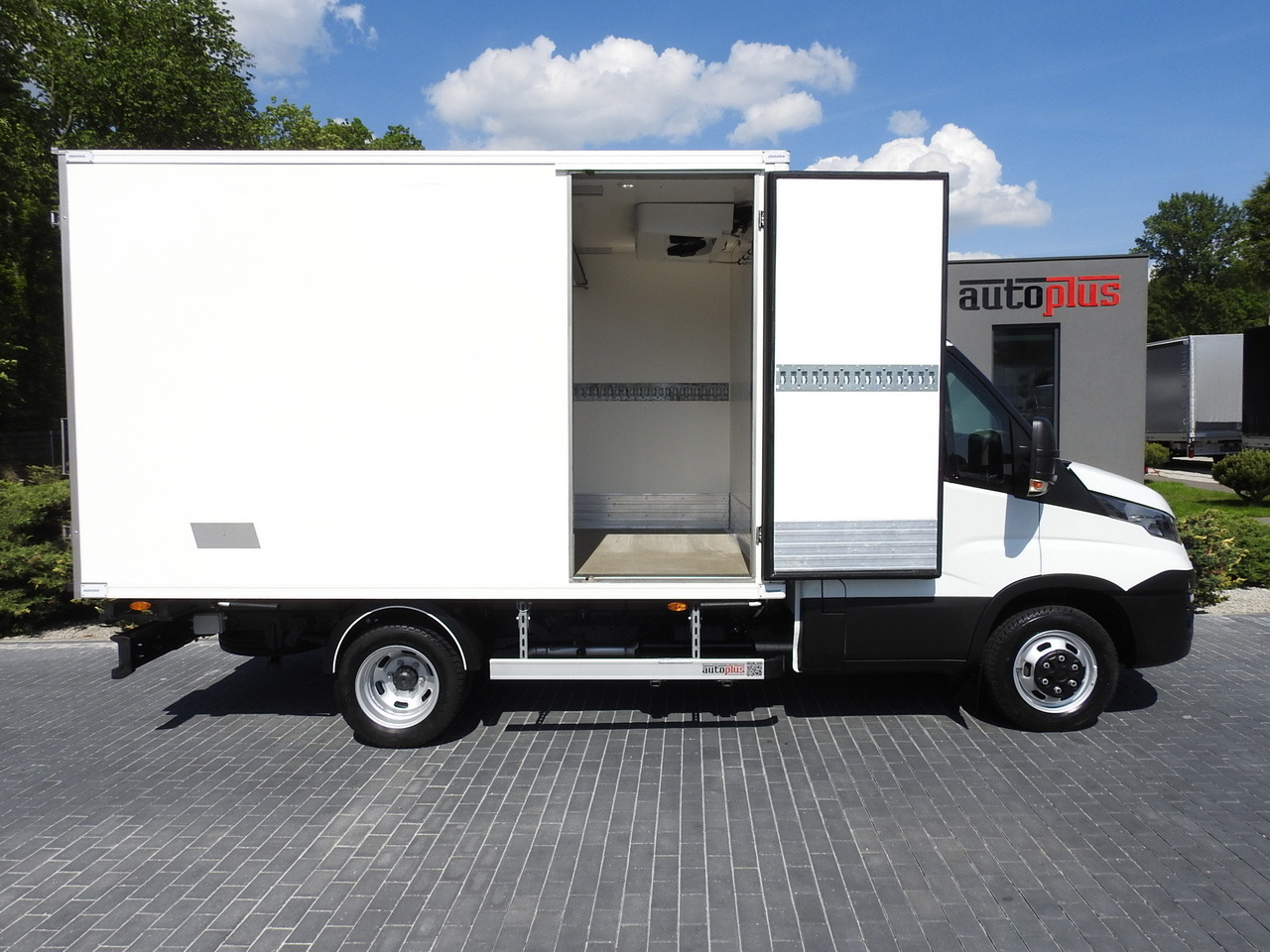 Hűtős kisteherautó IVECO DAILY 50C15  REGRIGERATOR BOX -5*C POWER SUPPLY 230V AIR CONDITIONING TWIN WHEELS  150HP: 8 kép.
