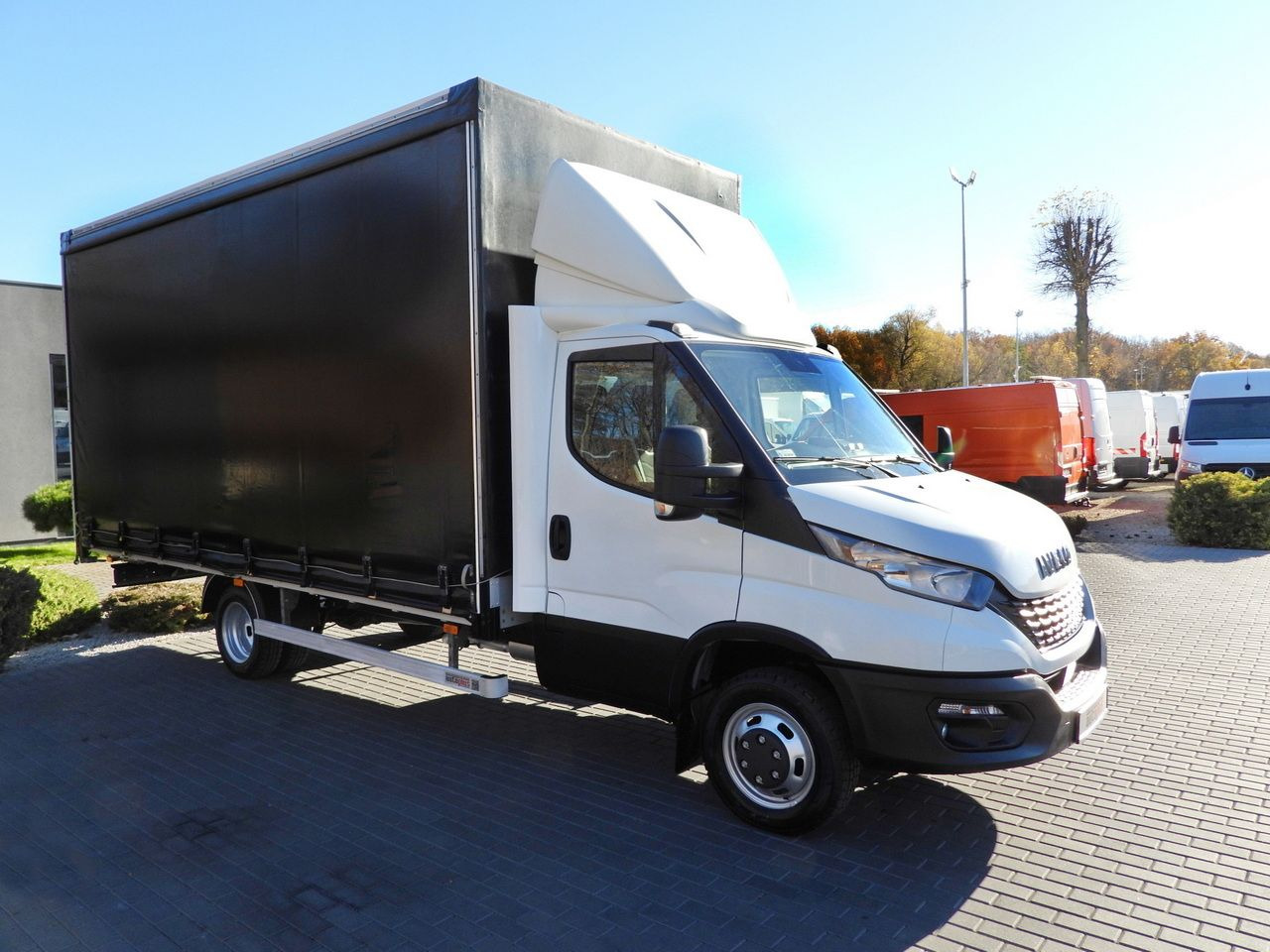 IVECO DAILY 50C17 TARPAULIN 10 PALLETS CRUISE CONTROL TWIN WHEELS AIR CONDITIONING 180HP - Ponyvás kisteherautó: 4 kép. IVECO DAILY 50C17 TARPAULIN 10 PALLETS CRUISE CONTROL TWIN WHEELS AIR CONDITIONING 180HP - Ponyvás kisteherautó: 4 kép.