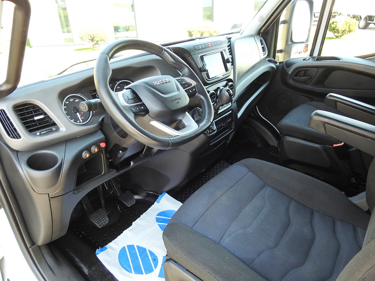 IVECO DAILY 70C18 BOX LIFT 14 PALLETS WEBASTO CRUISE CONTROL NAVIGATION LED LIGHTS TWIN WHEELS AIR CONDITIONING 180HP - Dobozos kisteherautó: 2 kép. IVECO DAILY 70C18 BOX LIFT 14 PALLETS WEBASTO CRUISE CONTROL NAVIGATION LED LIGHTS TWIN WHEELS AIR CONDITIONING 180HP - Dobozos kisteherautó: 2 kép.