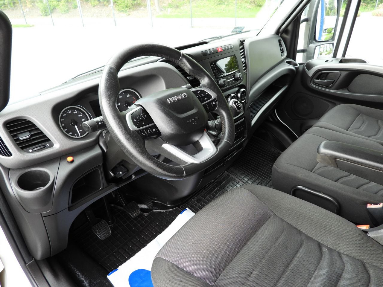 IVECO DAILY 72C18 TARPAULIN LIFT 14 PALLETS WEBASTO CRUISE CONTROL LED LIGHTS TWIN WHEELS AIR CONDITIONING 180HP - Ponyvás teherautó: 2 kép. IVECO DAILY 72C18 TARPAULIN LIFT 14 PALLETS WEBASTO CRUISE CONTROL LED LIGHTS TWIN WHEELS AIR CONDITIONING 180HP - Ponyvás teherautó: 2 kép.