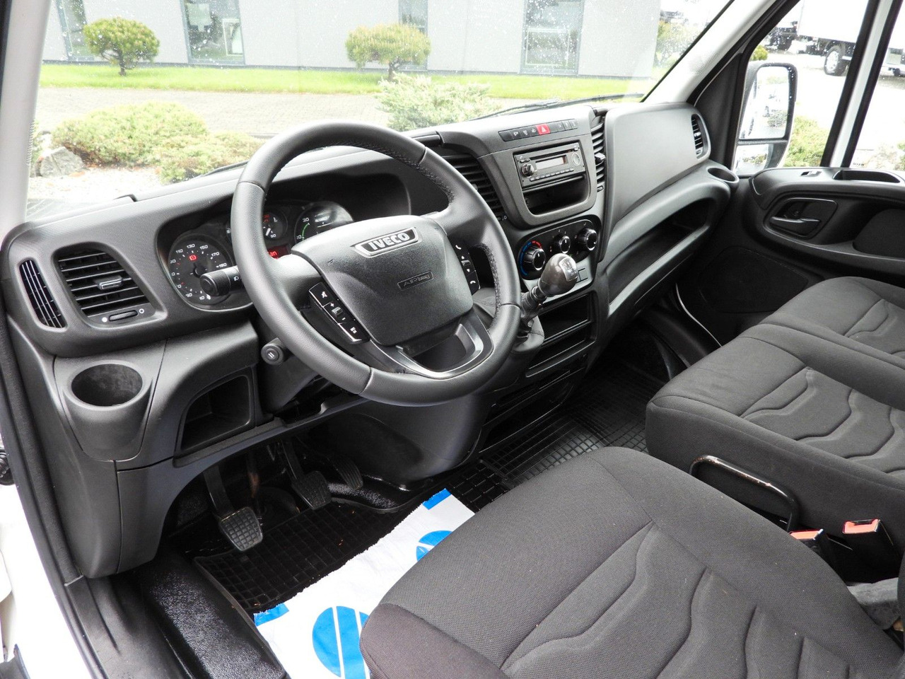 Iveco DAILY 35C13 KIPPER DOPPELKABINE DOKA 7 SITZE A/C - Billenőplatós kisteherautó, Duplakabinos kisteherautó: 2 kép. Iveco DAILY 35C13 KIPPER DOPPELKABINE DOKA 7 SITZE A/C - Billenőplatós kisteherautó, Duplakabinos kisteherautó: 2 kép.