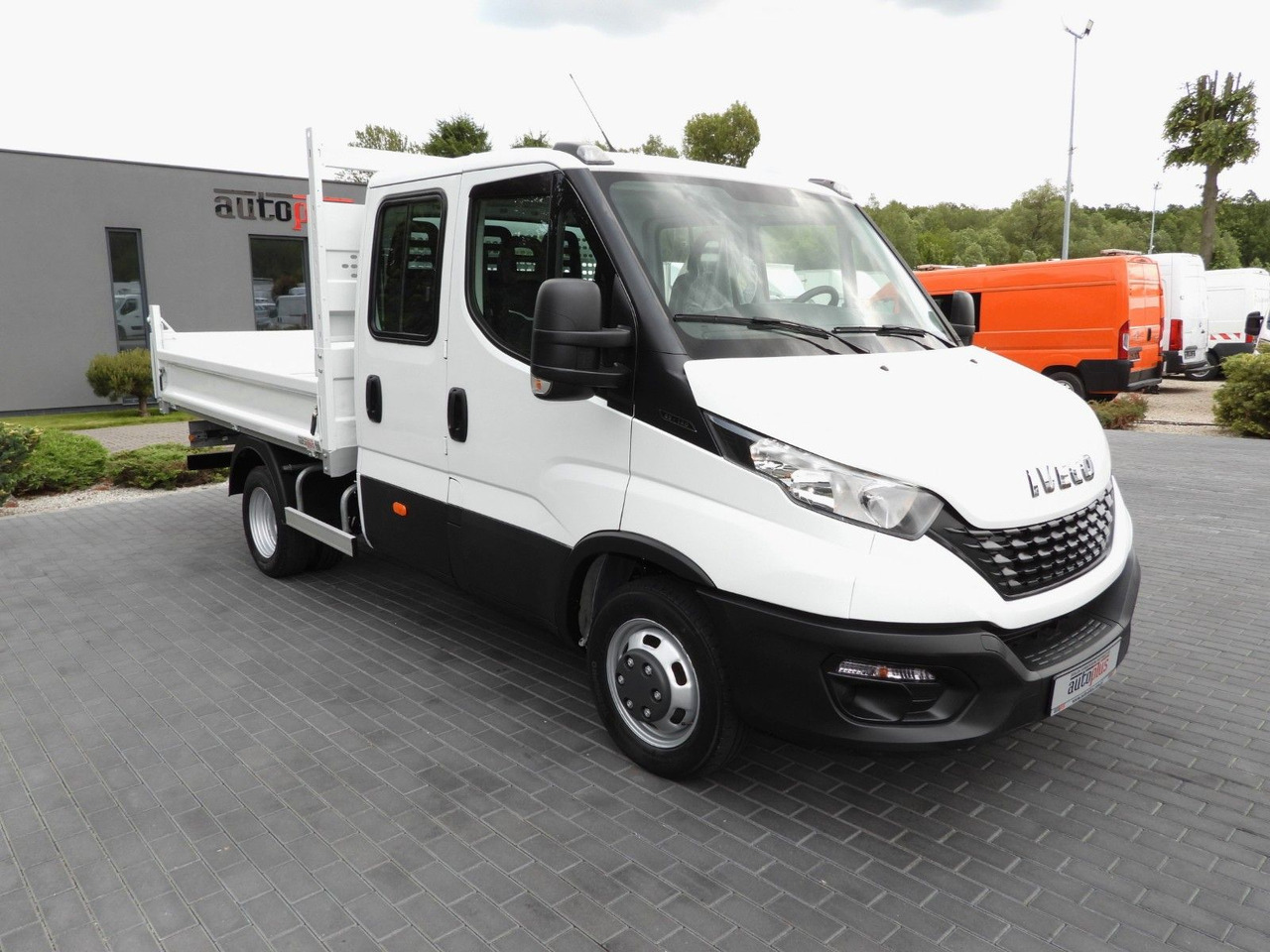 Iveco DAILY 35C14 KIPPER DOPPELKABINE DOKA 6 SITZE A/C - Billenőplatós kisteherautó, Duplakabinos kisteherautó: 4 kép. Iveco DAILY 35C14 KIPPER DOPPELKABINE DOKA 6 SITZE A/C - Billenőplatós kisteherautó, Duplakabinos kisteherautó: 4 kép.