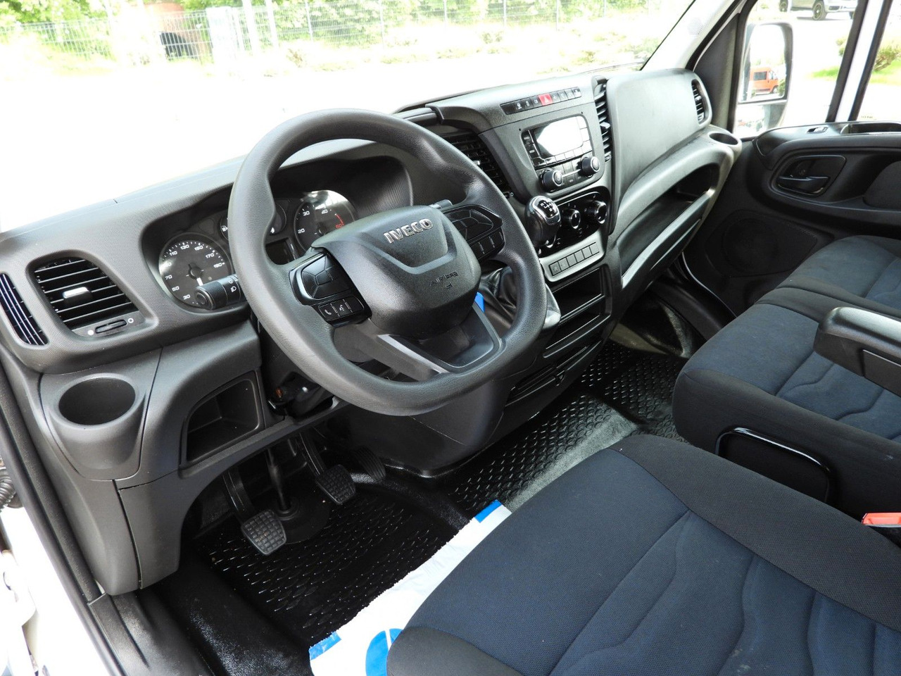 Iveco DAILY 35S12 PRITSCHE DOPPELKABINE DOKA 7 SITZE - Platós kisteherautó, Duplakabinos kisteherautó: 2 kép. Iveco DAILY 35S12 PRITSCHE DOPPELKABINE DOKA 7 SITZE - Platós kisteherautó, Duplakabinos kisteherautó: 2 kép.