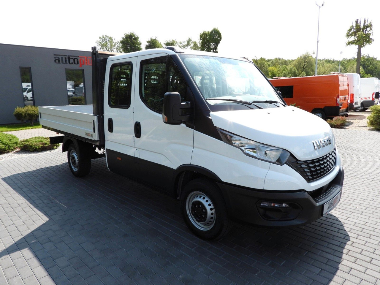 Iveco DAILY 35S12 PRITSCHE DOPPELKABINE DOKA 7 SITZE - Platós kisteherautó, Duplakabinos kisteherautó: 4 kép. Iveco DAILY 35S12 PRITSCHE DOPPELKABINE DOKA 7 SITZE - Platós kisteherautó, Duplakabinos kisteherautó: 4 kép.