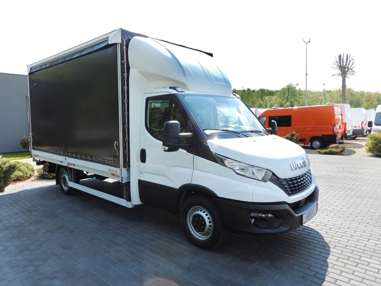 Iveco DAILY 35S18 PRITSCHE PLANE AUFZUG 8 PALETTEN - Ponyvás kisteherautó: 4 kép. Iveco DAILY 35S18 PRITSCHE PLANE AUFZUG 8 PALETTEN - Ponyvás kisteherautó: 4 kép.