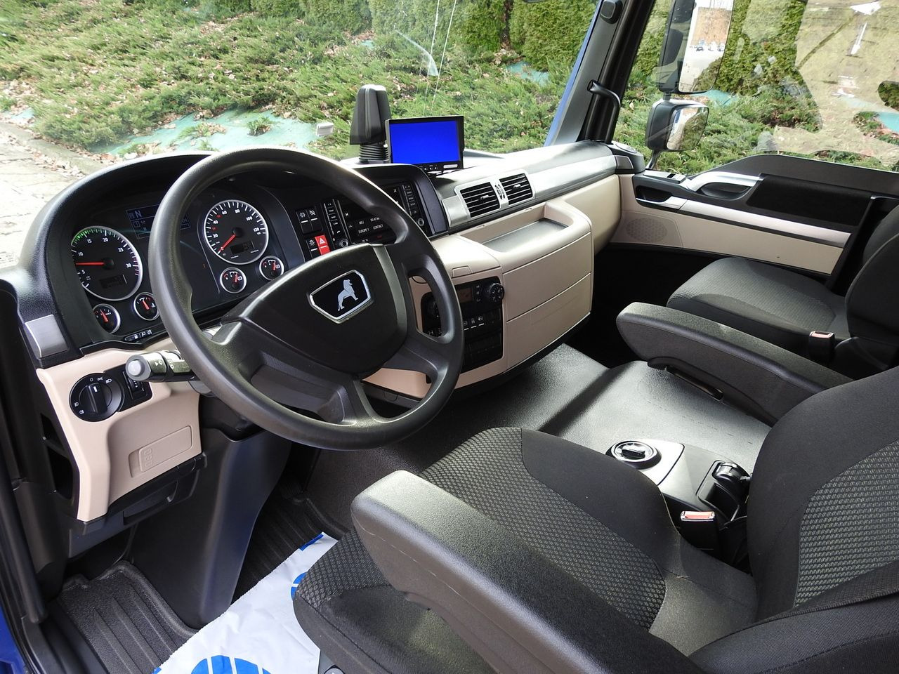 MAN TGL 12.220 BOX LIFT 18 PALLETS CRUISE CONTROLAIR CONDITIONING PNEUMATICS AUTOMATIC TWIN WHEELS  220HP - Dobozos kisteherautó: 2 kép. MAN TGL 12.220 BOX LIFT 18 PALLETS CRUISE CONTROLAIR CONDITIONING PNEUMATICS AUTOMATIC TWIN WHEELS  220HP - Dobozos kisteherautó: 2 kép.