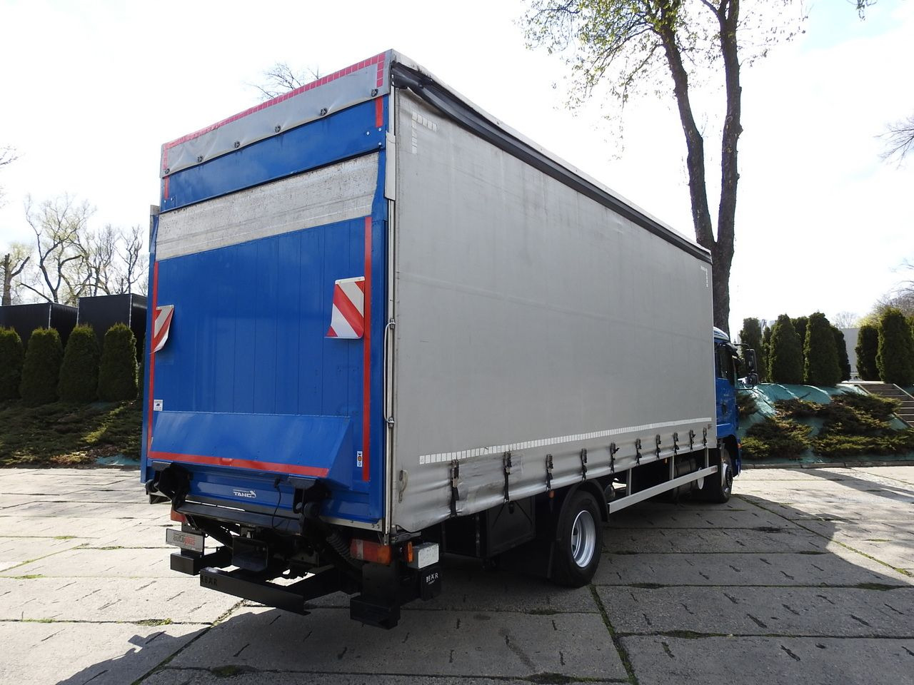 MAN TGM 15.290 TARPAULIN LIFT 18 PALLETS CRUISE CONTROL TWIN WHEELS AIR CONDITIONING 290HP - Ponyvás teherautó: 3 kép. MAN TGM 15.290 TARPAULIN LIFT 18 PALLETS CRUISE CONTROL TWIN WHEELS AIR CONDITIONING 290HP - Ponyvás teherautó: 3 kép.