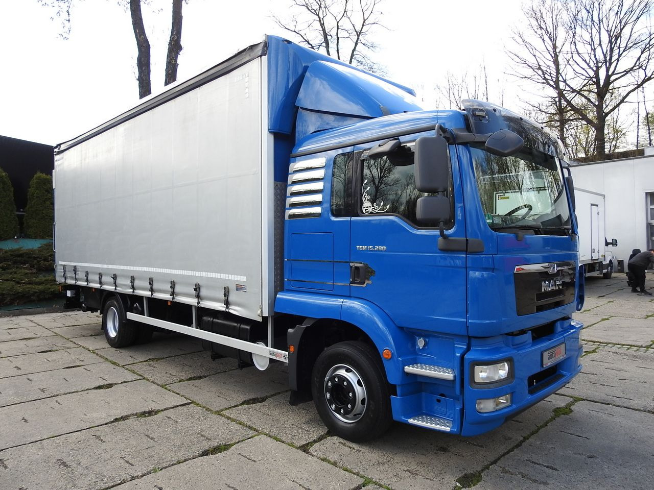MAN TGM 15.290 TARPAULIN LIFT 18 PALLETS CRUISE CONTROL TWIN WHEELS AIR CONDITIONING 290HP - Ponyvás teherautó: 4 kép. MAN TGM 15.290 TARPAULIN LIFT 18 PALLETS CRUISE CONTROL TWIN WHEELS AIR CONDITIONING 290HP - Ponyvás teherautó: 4 kép.