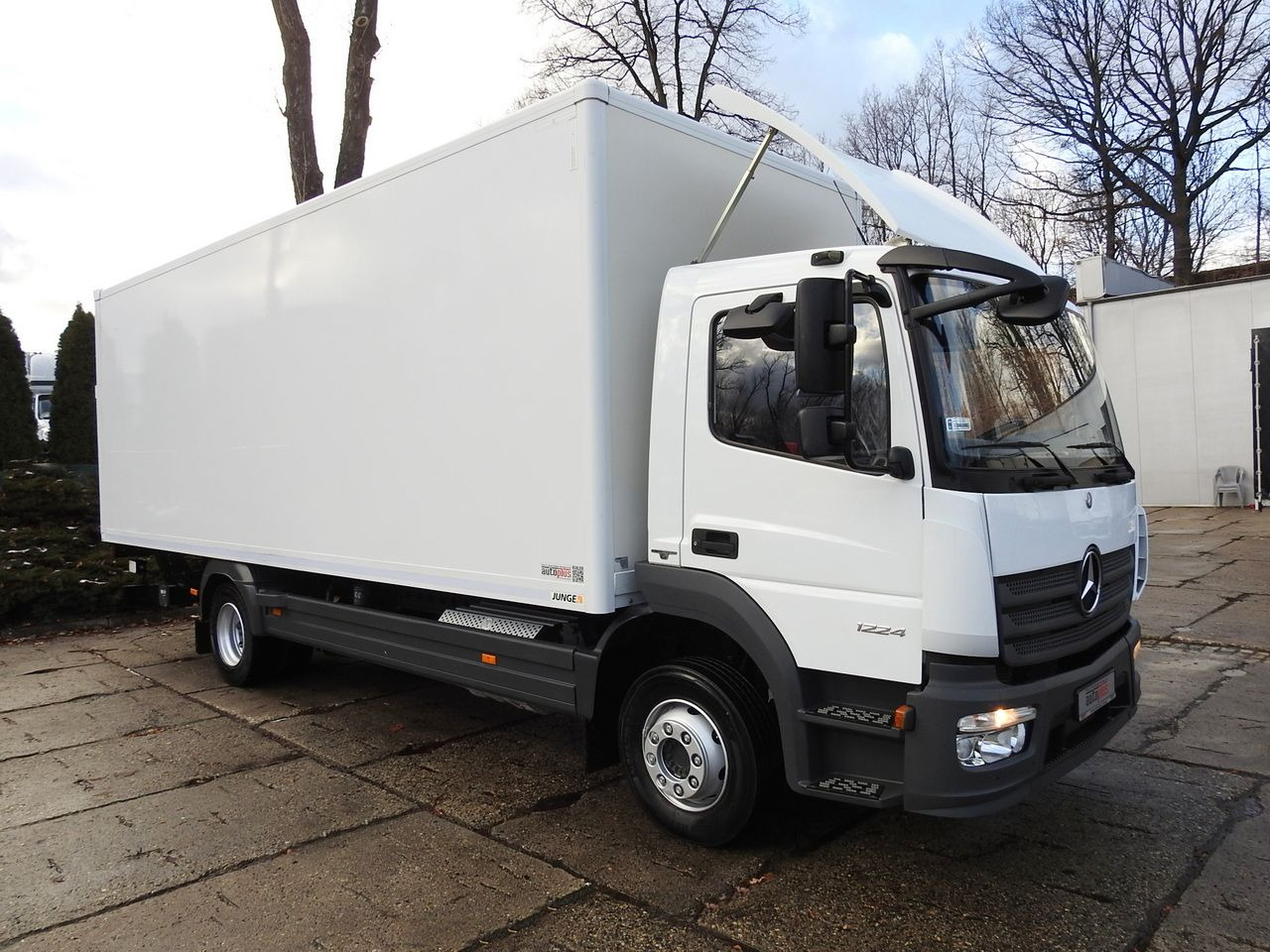 MERCEDES ATEGO 12.24 BOX LIFT 18 PALLETS CRUISE CONTROL AUTOMATIC TRANSMISSION TWIN WHEELS AIR CONDITIONING 240HP - Dobozos felépítményű teherautó: 4 kép. MERCEDES ATEGO 12.24 BOX LIFT 18 PALLETS CRUISE CONTROL AUTOMATIC TRANSMISSION TWIN WHEELS AIR CONDITIONING 240HP - Dobozos felépítményű teherautó: 4 kép.