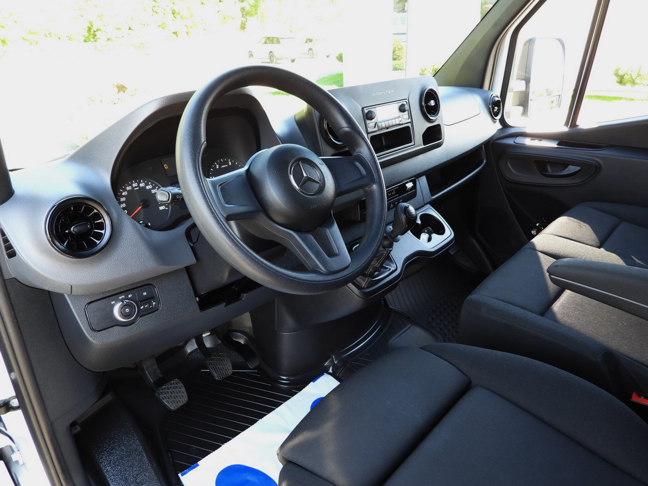 MERCEDES SPRINTER 315 BOX LIFT 8 PALLETS AIR CONDITIONING 150HP - Dobozos kisteherautó: 2 kép. MERCEDES SPRINTER 315 BOX LIFT 8 PALLETS AIR CONDITIONING 150HP - Dobozos kisteherautó: 2 kép.