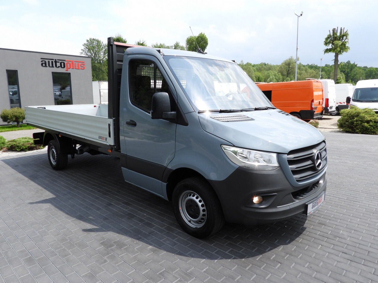 MERCEDES SPRINTER 315 STAKE BODY 8 PALLETS CRUISE CONTROL AIR CONDITIONING  150HP - Platós kisteherautó: 4 kép. MERCEDES SPRINTER 315 STAKE BODY 8 PALLETS CRUISE CONTROL AIR CONDITIONING  150HP - Platós kisteherautó: 4 kép.