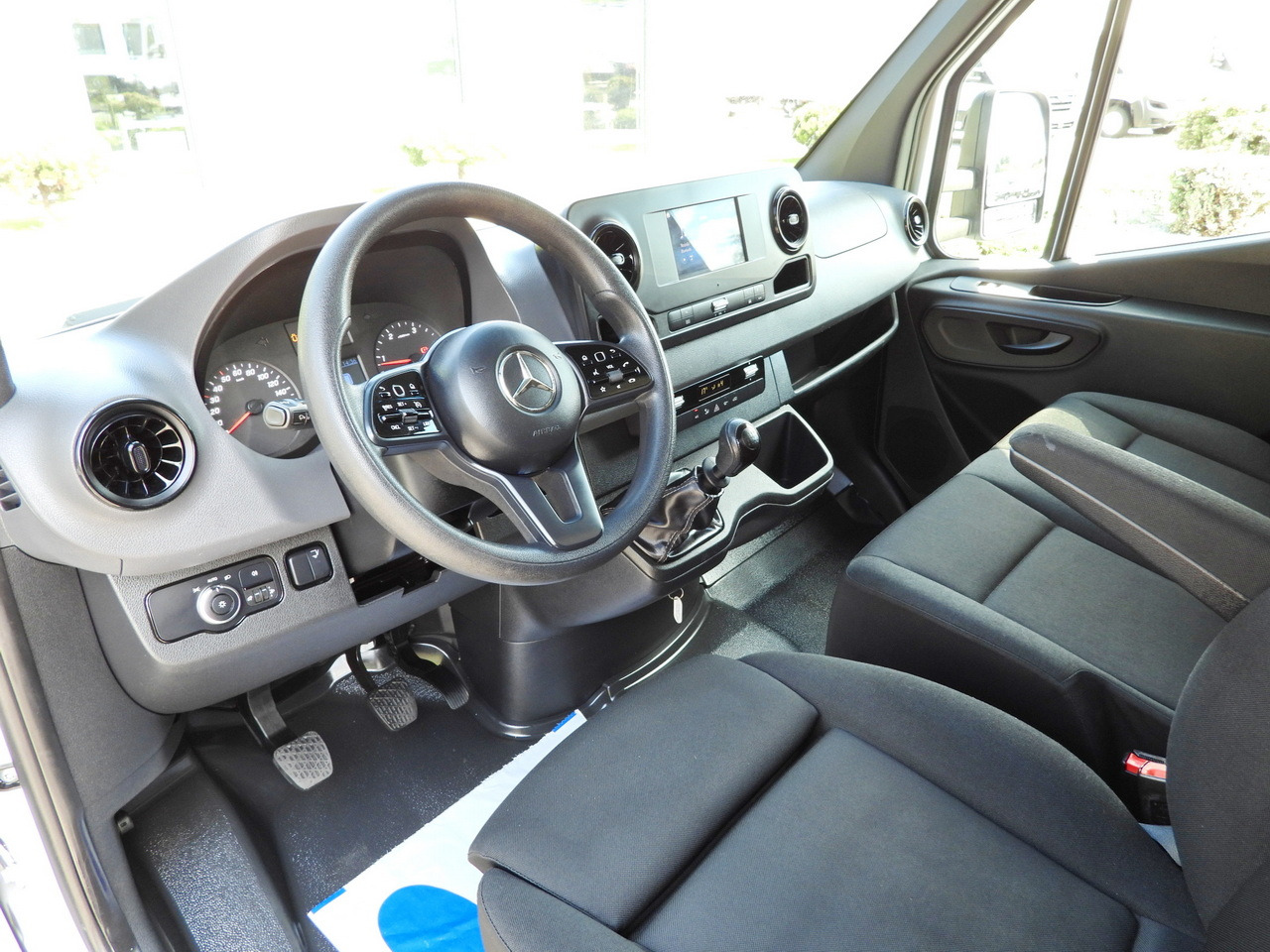 MERCEDES SPRINTER 514 BOX LIFT 8 PALLETS CRUISE CONTROL TWIN WHEELS AIR CONDITIONING 140HP - Dobozos kisteherautó: 2 kép. MERCEDES SPRINTER 514 BOX LIFT 8 PALLETS CRUISE CONTROL TWIN WHEELS AIR CONDITIONING 140HP - Dobozos kisteherautó: 2 kép.