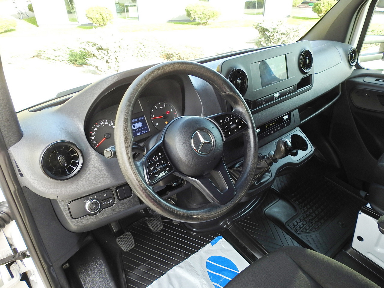 MERCEDES SPRINTER 516 STAKE BODY DOUBLE CABIN DOKA 6 SEATS CRUISE CONTROL AIR CONDITIONING TWIN WHEELS 160HP - Duplakabinos kisteherautó: 2 kép. MERCEDES SPRINTER 516 STAKE BODY DOUBLE CABIN DOKA 6 SEATS CRUISE CONTROL AIR CONDITIONING TWIN WHEELS 160HP - Duplakabinos kisteherautó: 2 kép.