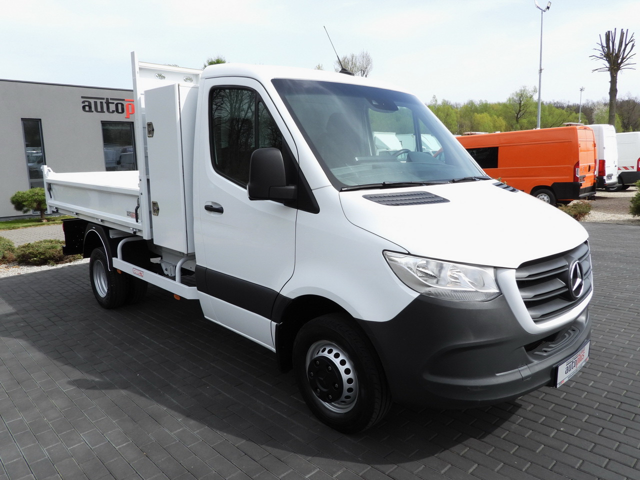 MERCEDES SPRINTER 516 TIPPER CRUISE CONTROL TWIN WHEELS AIR CONDITIONING 160HP - Billenőplatós kisteherautó: 4 kép. MERCEDES SPRINTER 516 TIPPER CRUISE CONTROL TWIN WHEELS AIR CONDITIONING 160HP - Billenőplatós kisteherautó: 4 kép.