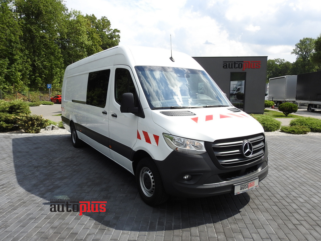 MERCEDES SPRINTER BOX DELIVERY VAN 5 SEATS CRUISE CONTROL NAVIGATION AIR CONDITIONING AUTOMATIC TRANSMISSION 160HP - Furgon: 1 kép. MERCEDES SPRINTER BOX DELIVERY VAN 5 SEATS CRUISE CONTROL NAVIGATION AIR CONDITIONING AUTOMATIC TRANSMISSION 160HP - Furgon: 1 kép.