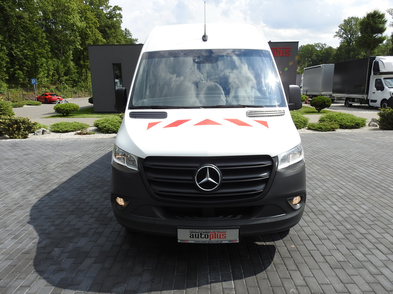 MERCEDES SPRINTER BOX DELIVERY VAN 5 SEATS CRUISE CONTROL NAVIGATION AIR CONDITIONING AUTOMATIC TRANSMISSION 160HP - Furgon: 5 kép. MERCEDES SPRINTER BOX DELIVERY VAN 5 SEATS CRUISE CONTROL NAVIGATION AIR CONDITIONING AUTOMATIC TRANSMISSION 160HP - Furgon: 5 kép.