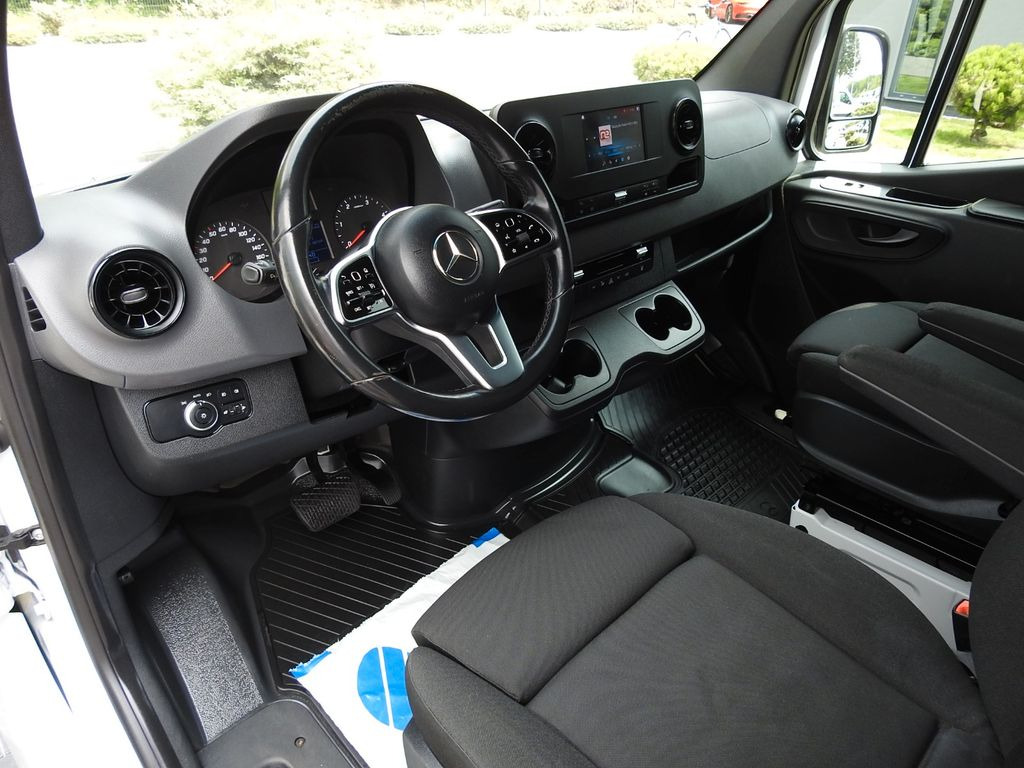 Mercedes-Benz SPRINTER KASTENWAGEN DOPPELKABINE 5 SITZE A/C - Furgon, Duplakabinos kisteherautó: 2 kép. Mercedes-Benz SPRINTER KASTENWAGEN DOPPELKABINE 5 SITZE A/C - Furgon, Duplakabinos kisteherautó: 2 kép.