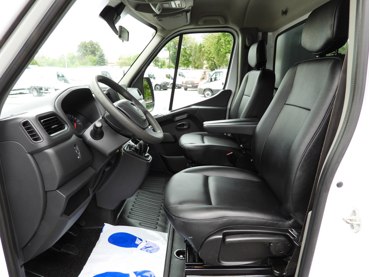 Billenőplatós kisteherautó OPEL MOVANO TIPPER NAVIGATION LED LIGHTS TWIN WHEELS AIR CONDITIONING  145HP: 26 kép. Billenőplatós kisteherautó OPEL MOVANO TIPPER NAVIGATION LED LIGHTS TWIN WHEELS AIR CONDITIONING  145HP: 26 kép.