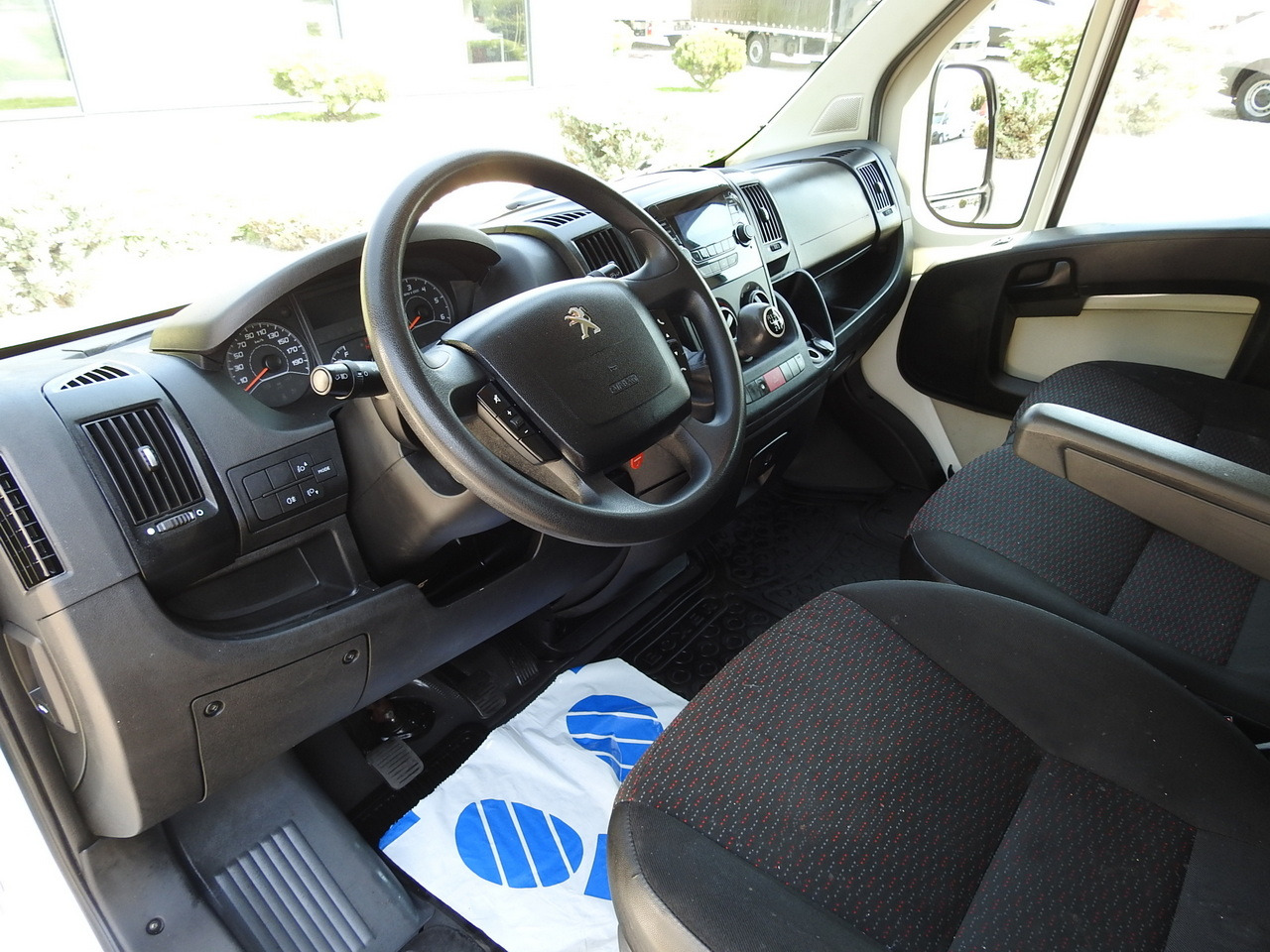 PEUGEOT BOXER BOX DELIVERY VAN 7 SEATS 110HP - Furgon: 2 kép. PEUGEOT BOXER BOX DELIVERY VAN 7 SEATS 110HP - Furgon: 2 kép.