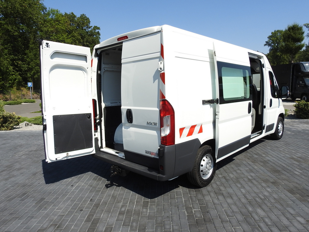 PEUGEOT BOXER BOX DELIVERY VAN 7 SEATS  110HP - Furgon: 3 kép. PEUGEOT BOXER BOX DELIVERY VAN 7 SEATS  110HP - Furgon: 3 kép.