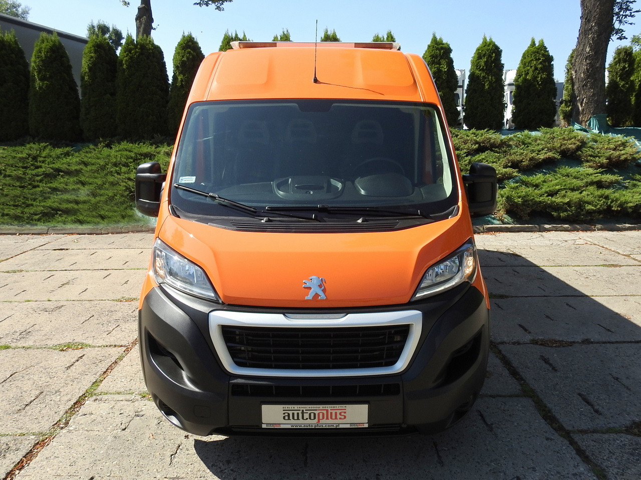PEUGEOT BOXER BOX DELIVERY VAN 7 SEATS AIR CONDITIONING  120HP - Furgon: 5 kép. PEUGEOT BOXER BOX DELIVERY VAN 7 SEATS AIR CONDITIONING  120HP - Furgon: 5 kép.