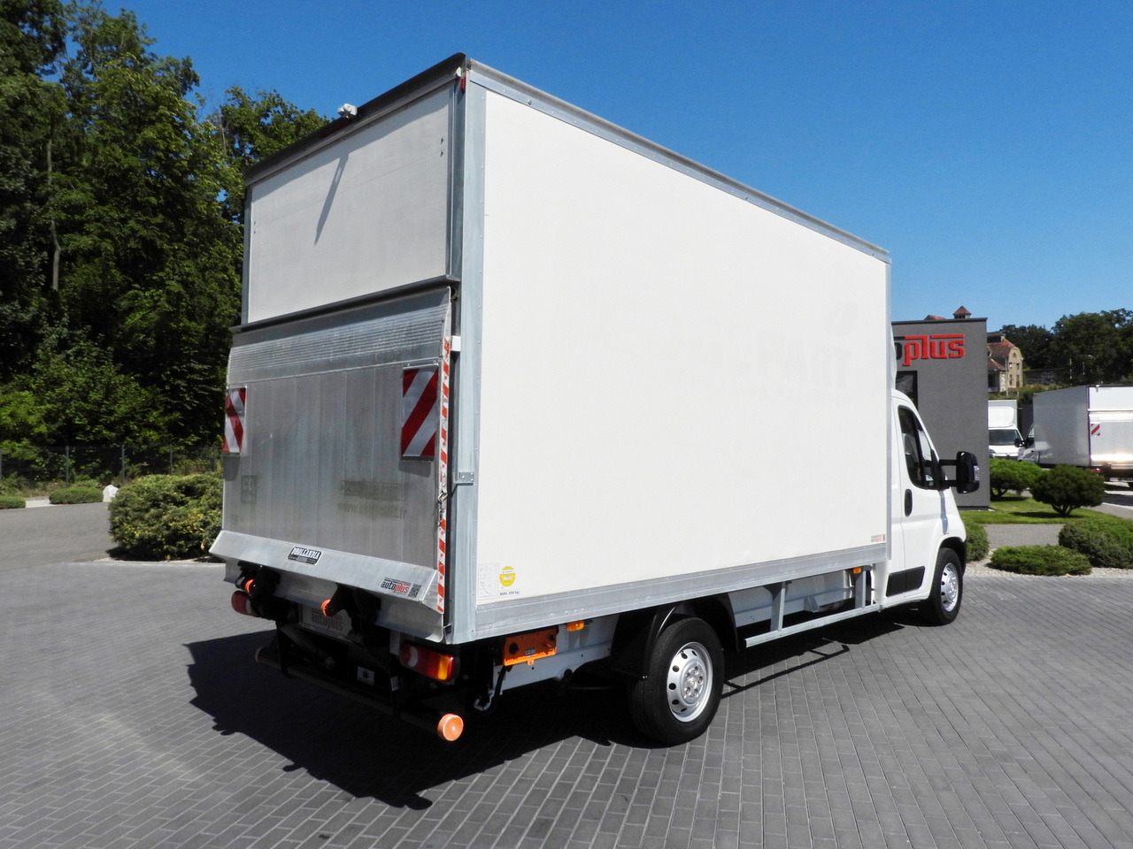 PEUGEOT BOXER BOX LIFT 8 PALLETS CRUISE CONTROL AIR CONDITIONING  130HP - Dobozos kisteherautó: 3 kép. PEUGEOT BOXER BOX LIFT 8 PALLETS CRUISE CONTROL AIR CONDITIONING  130HP - Dobozos kisteherautó: 3 kép.