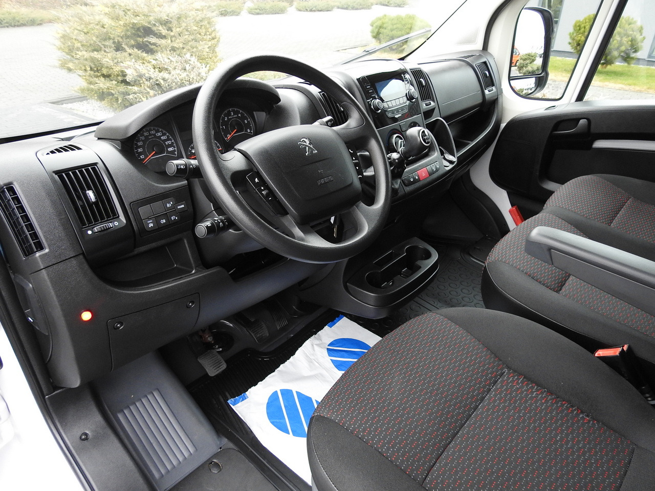 PEUGEOT BOXER BOX LIFT 8 PALLETS CRUISE CONTROL AIR CONDITIONING  140HP - Dobozos kisteherautó: 2 kép. PEUGEOT BOXER BOX LIFT 8 PALLETS CRUISE CONTROL AIR CONDITIONING  140HP - Dobozos kisteherautó: 2 kép.