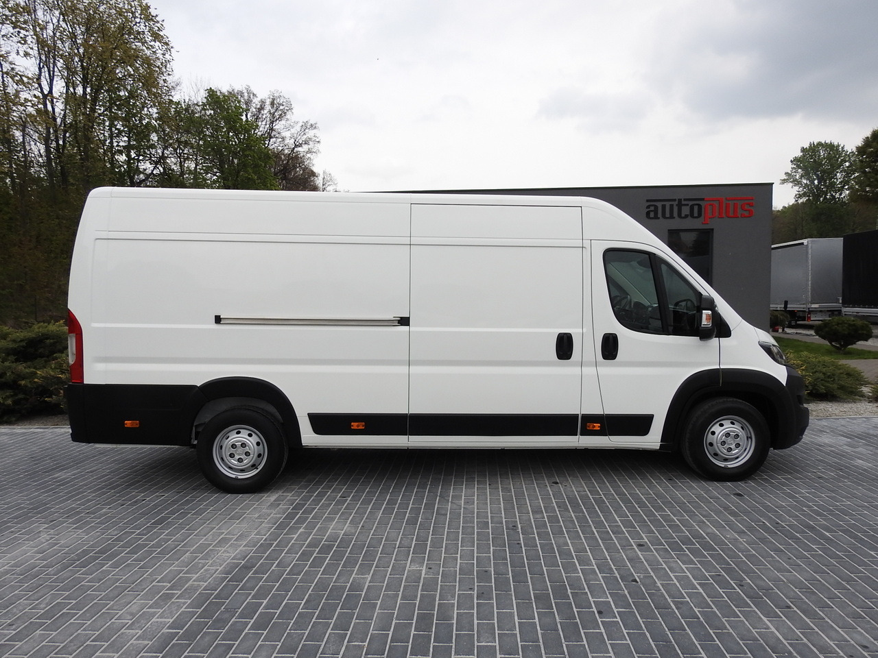 Hűtős kisteherautó PEUGEOT BOXER REFRIGERATOR VAN 0*C CRUISE CONTROL NAVIGATION AIR CONDITIONING 135HP: 7 kép. Hűtős kisteherautó PEUGEOT BOXER REFRIGERATOR VAN 0*C CRUISE CONTROL NAVIGATION AIR CONDITIONING 135HP: 7 kép.